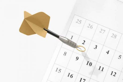 Pil som merker dato på kalender - Beregne frister på fristberegneren.no